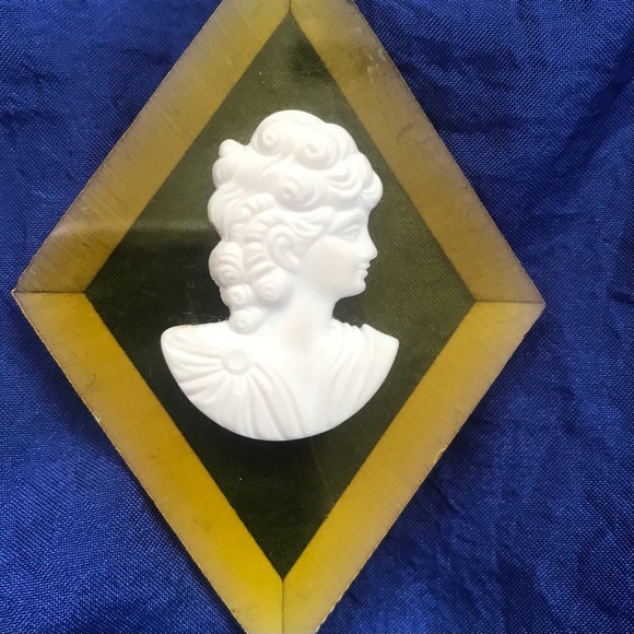 Vintage Lucite Cameo - Picture 3 of 7
